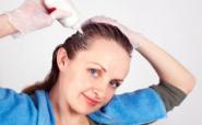 woman coloring her hair